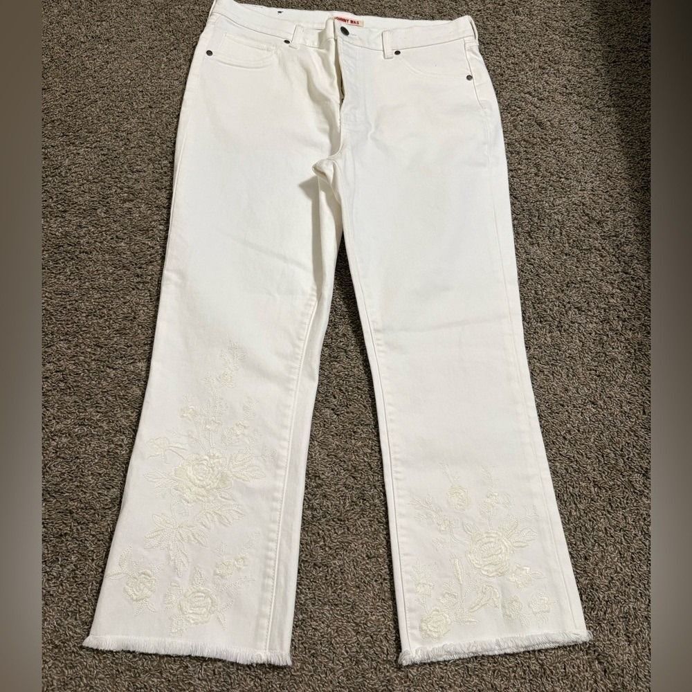 Johnny Was White Embroidered The cropped Baby boot Jeans size 32